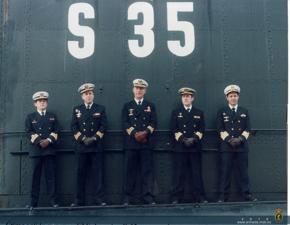1 de diciembre de 1984, última salida a la mar del S-35. Cinco de sus últimos Comandantes posan frente a la numeral